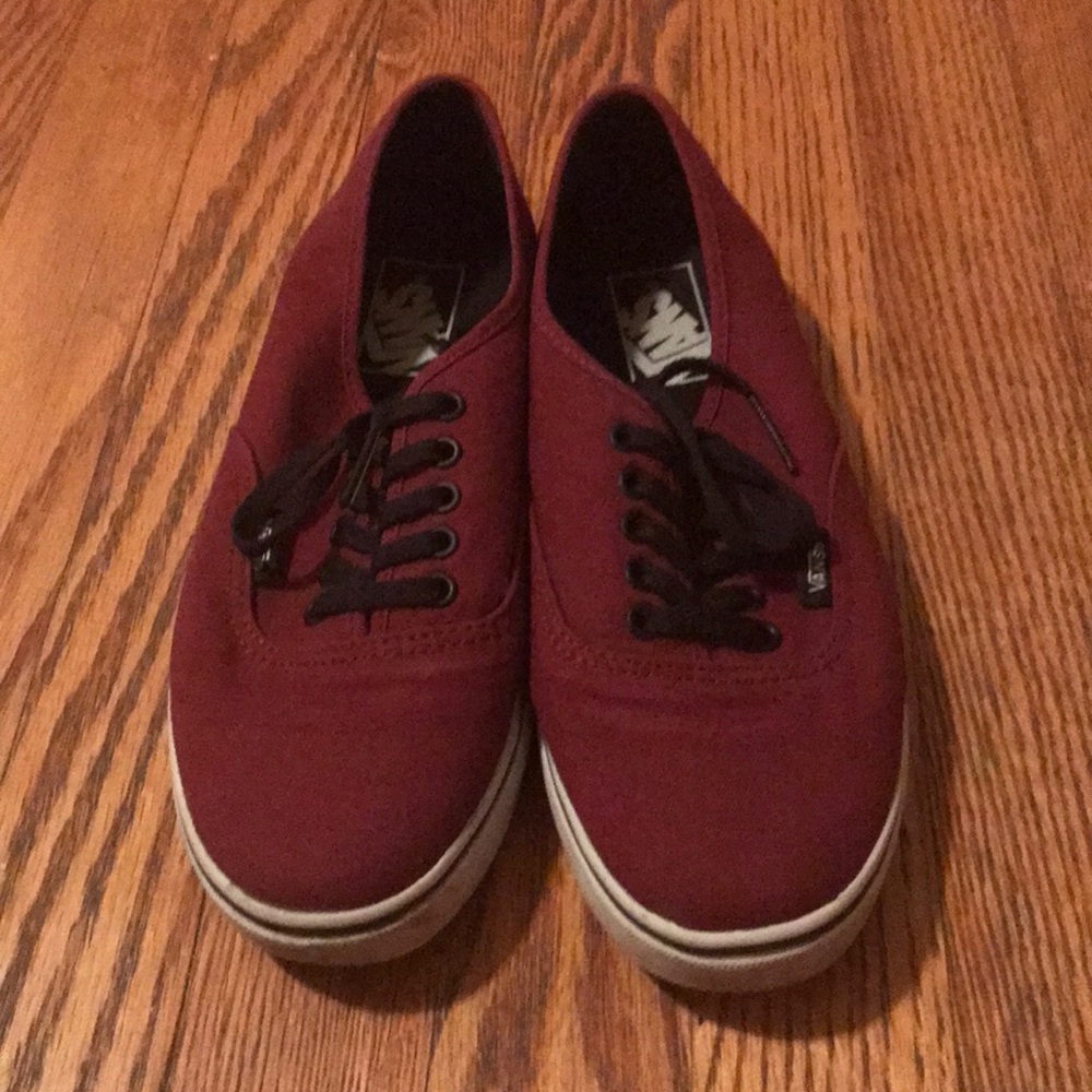 Maroon women’s vans!
